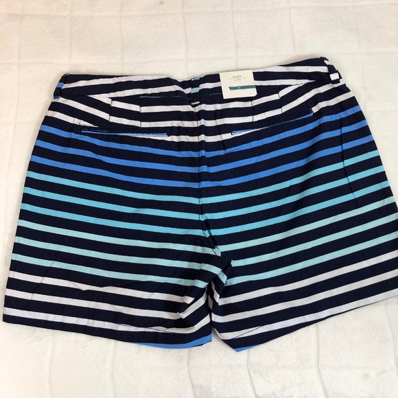 NWT Old Navy 5" Mid-Length Shorts - Picture 2 of 2
